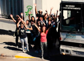 Grupo de estudiantes saludan alegres con brazos en el aire