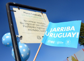 Cartel con nombre de la plaza y bandera con leyenda ¡Arriba Uruguay!
