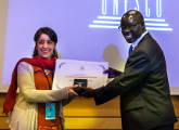 Coordinadora del Programa Aprender Premio recibe premio por parte de UNESCO