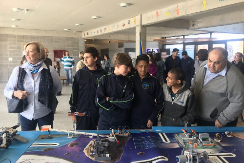 Estudiantes del liceo presentando proyecto de robótica