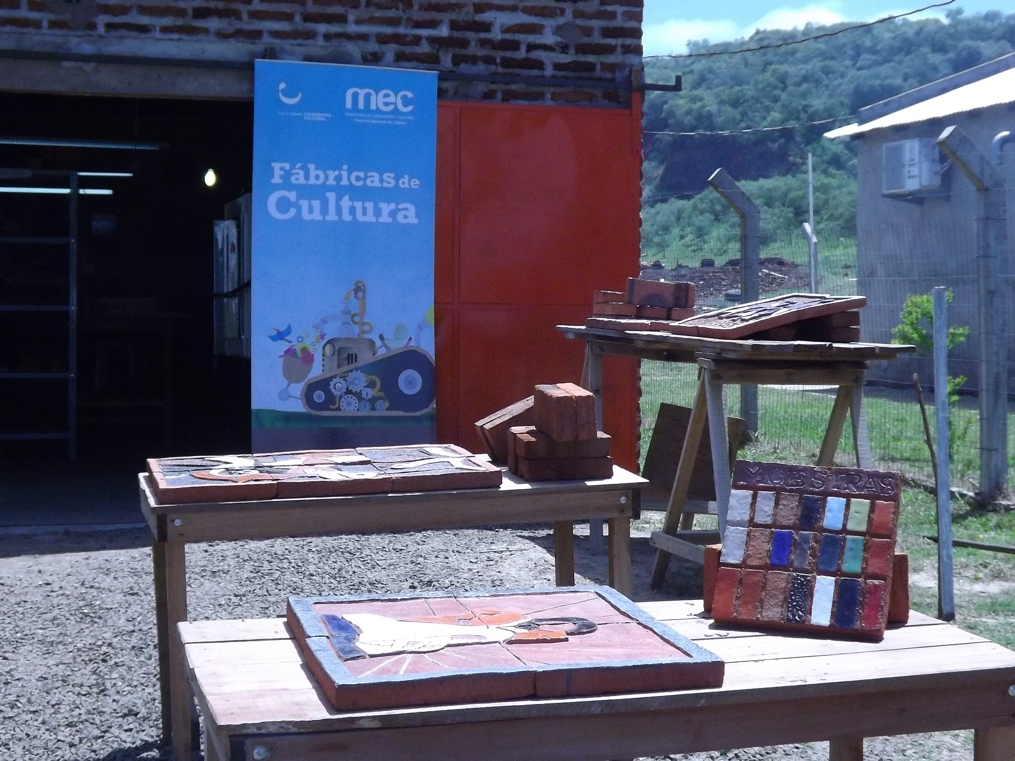 Fachada del lugar y muestra de trabajos