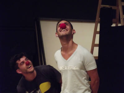 Dos clown en escena realizando improvisación