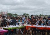 Personas comiendo en una mesa