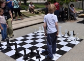 Juego de ajedrez gigante en espacio público