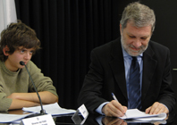 Firma del Ministro de Industria Energía y Minería  