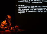 Gilles Jobin explica en su conferencia, a través de proyecciones, de qué trata la coreografía cuántica