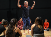 Gilles muestra en movimiento una de las pautas a desarrollar en el taller