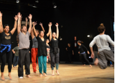 El grupo asistente al taller en movimiento, desarrollando planteos del taller
