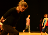Primer plano de una de las asistentes al taller experimentando a través del movimiento 