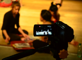 Grupo de asistentes al taller, vistas a través de la cámara que realiza el registro audiovisual de la actividad