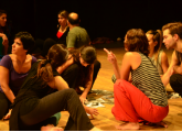 Asistentes al taller, divididos en grupos, trabajan sobre imágenes aportadas por cada uno de ellos