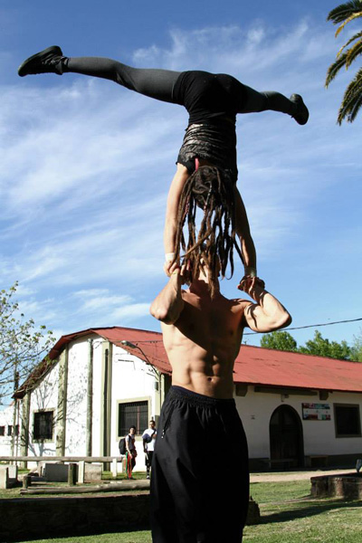 Danza, hombre sostiene a mujer