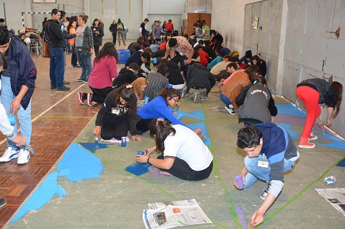 Jóvenes pintando en gimnasio Jóvenes pintando en gimnasio