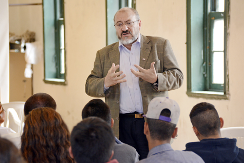 Óscar Gómez con jóvenes CECAP