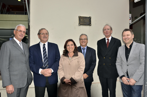 Autoridades en descubrimiento de placa Autoridades en descubrimiento de placa