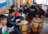 Niños escuela pública en taller de candombe